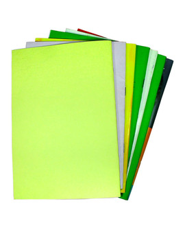 白色背景下的七个彩色笔记本