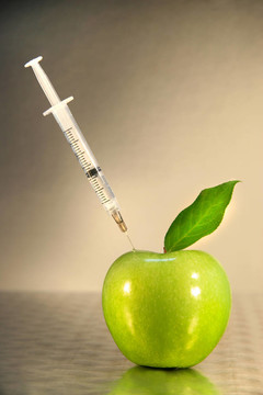 綠色蘋果中注射器的特寫