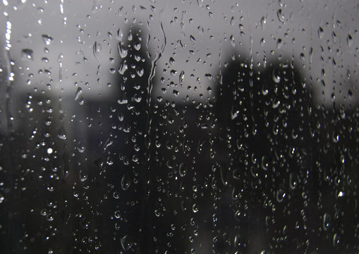 窗上的雨滴
