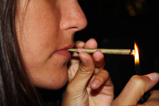 帶香煙的女孩