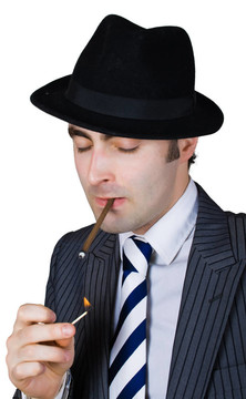 復古商人點燃一支香煙
