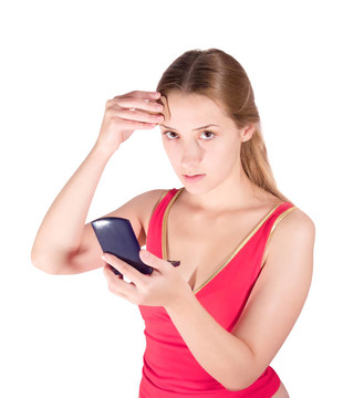 一個年輕的女人把化妝