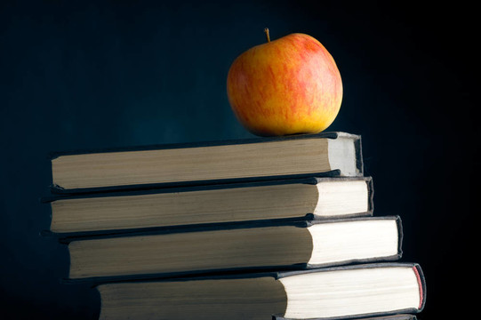 一個(gè)紅色的蘋果在一本書上