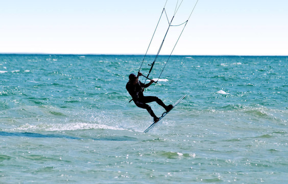 一個(gè)kitesurfer對(duì)海浪的剪影