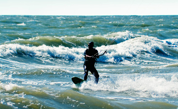 一個(gè)kitesurfer對海浪的剪影