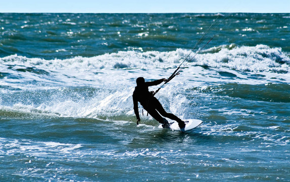 一個(gè)kitesurfer對(duì)海浪的剪影