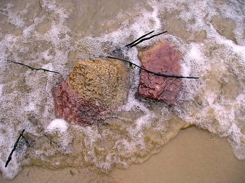 水上兩塊石頭