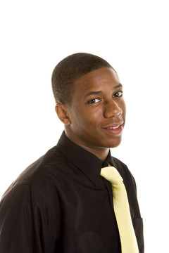 Young Black Man穿著黑色襯衫和黃色領(lǐng)帶微笑
