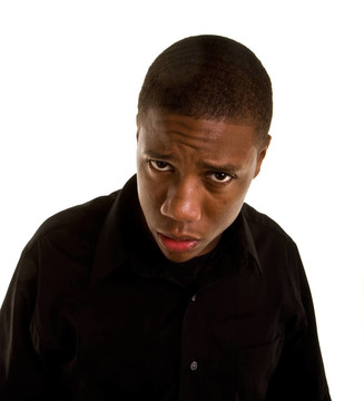 Young Black Man看起來很困惑