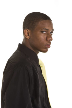 Young Black Man看著身邊