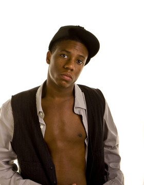 年輕的黑人男襯衫解開Cap