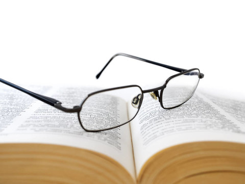 帶眼鏡的書