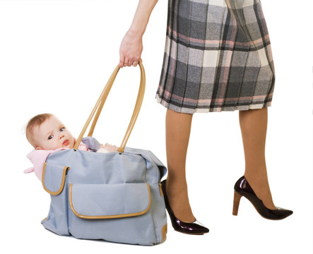 帶著袋子和嬰兒的女人