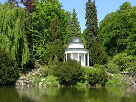 在一個宏偉的公園風景古老的涼亭