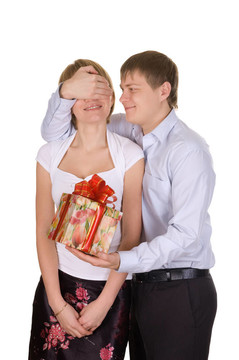 快樂的小兩口；老公給老婆做禮物。