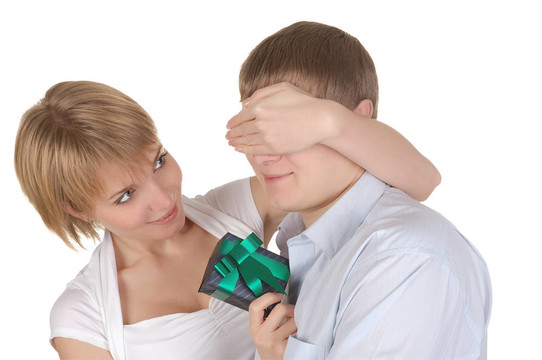 快樂(lè)的年輕夫婦；女人給丈夫做禮物