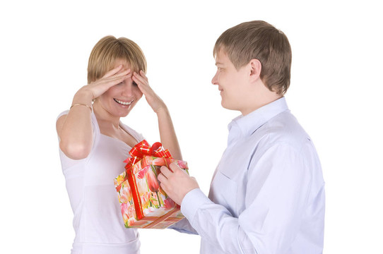快樂的小兩口；老公給老婆做禮物。