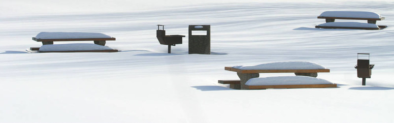 白雪覆蓋的野餐桌