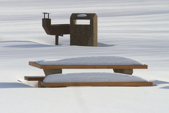 白雪覆蓋的野餐桌