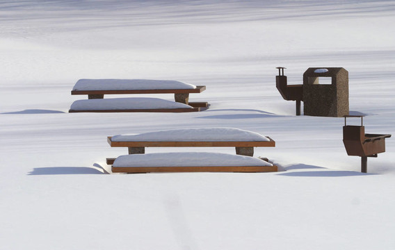 白雪覆蓋的野餐桌