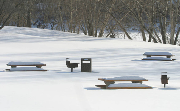 白雪覆蓋的野餐桌