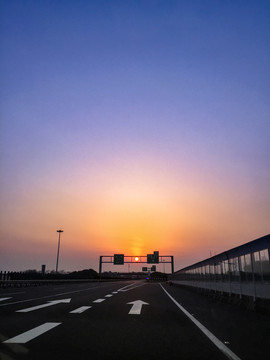 夕陽(yáng)下的高速公路