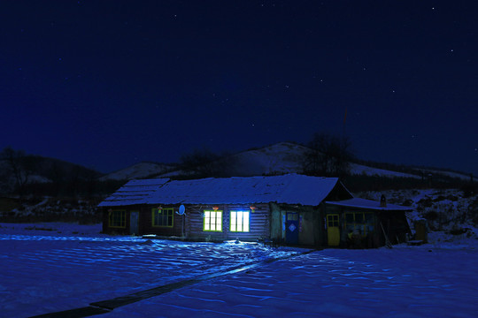 星空下的農(nóng)家院雪景