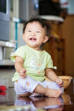 哈哈大笑的嬰兒