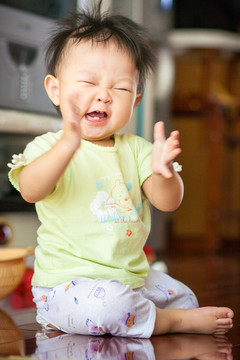 笑著拍手的嬰兒