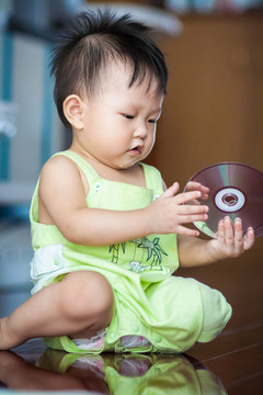 玩弄光盤的嬰兒