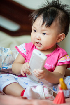 玩弄遙控器的嬰兒