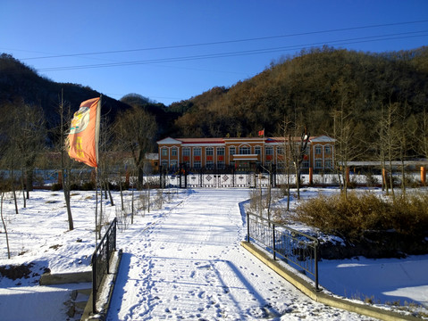 雪后鄉(xiāng)村希望小學(xué)