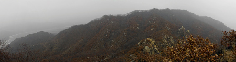 冬季薄霧中的群山