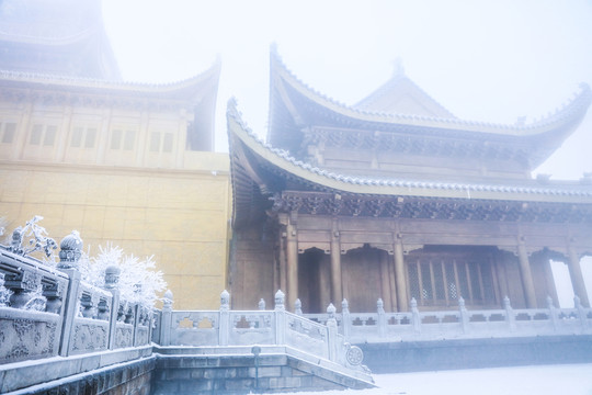 雪中的寺廟