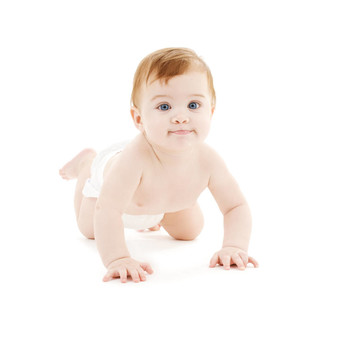 在尿布上爬行的嬰兒