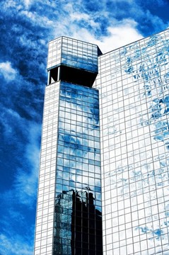 建筑withclouds反射在玻璃冷卻再現(xiàn)