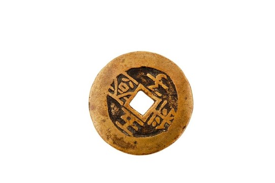 白色背景上的古代青銅硬幣