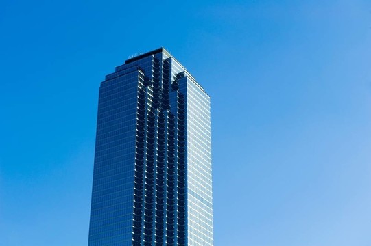藍色藍天的藍色玻璃建筑
