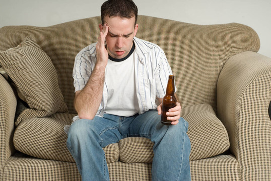 飲酒問題的人
