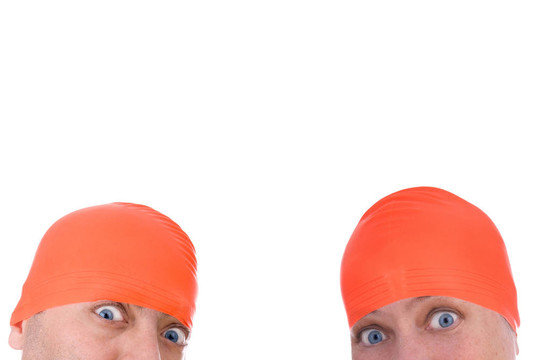 男人和女人用一个橙色的游泳帽