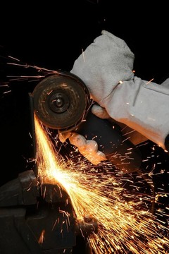 黑色背景上的Orange Grinding Sparks