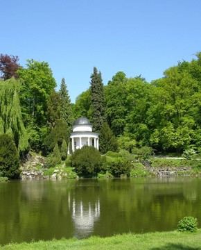在一個(gè)宏偉的公園風(fēng)景古老的涼亭