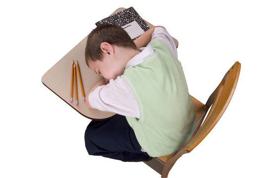 男孩在課桌上睡覺