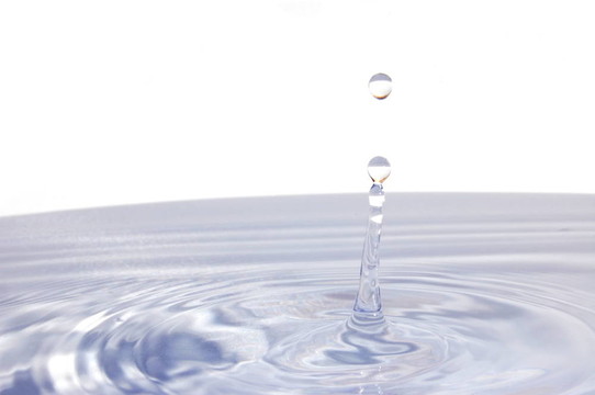 白色水滴上的水滴