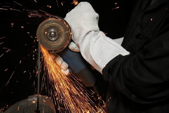 黑色背景上的Orange Grinding Sparks