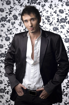 黑色西裝的年輕人