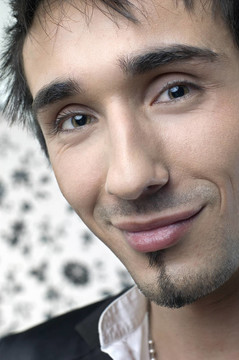 黑色西裝的年輕人