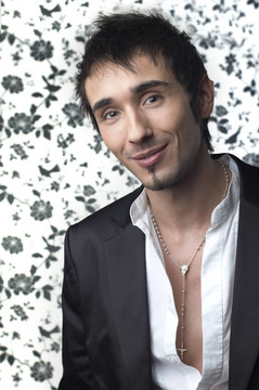 黑色西裝的年輕人