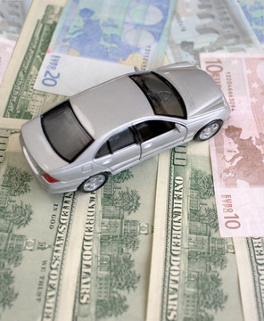 歐元和美元的銀色汽車