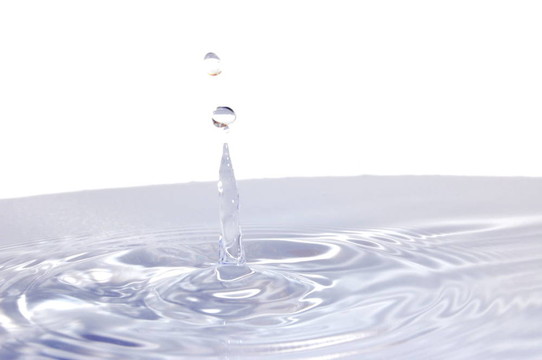 白色水滴上的水滴